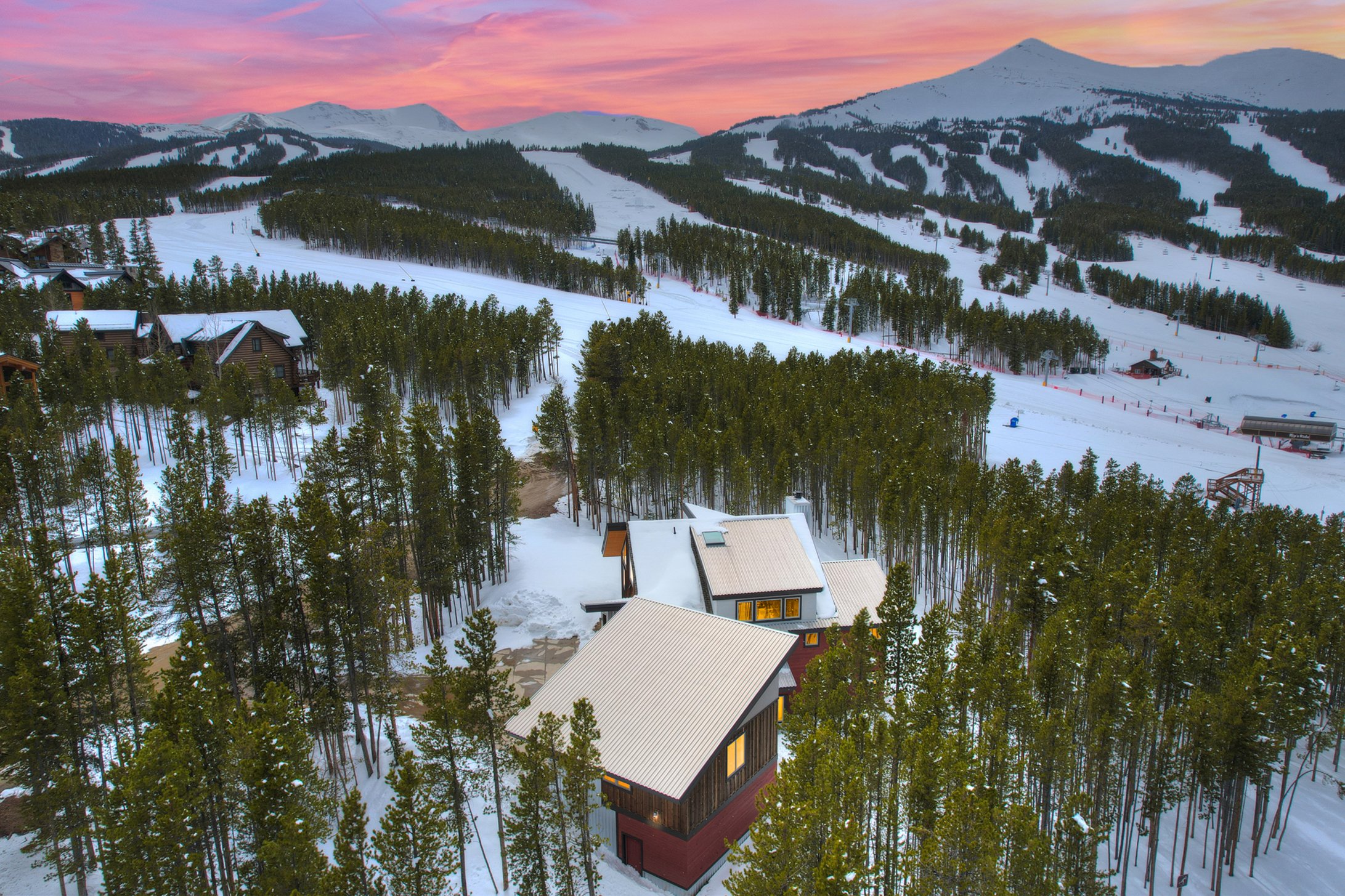 Chateau Nouveau TRUE Ski-in/out / EPIC Views - Access to Peak 8, Hot Tub & More - Mountain Vacation Lodging — photo 4