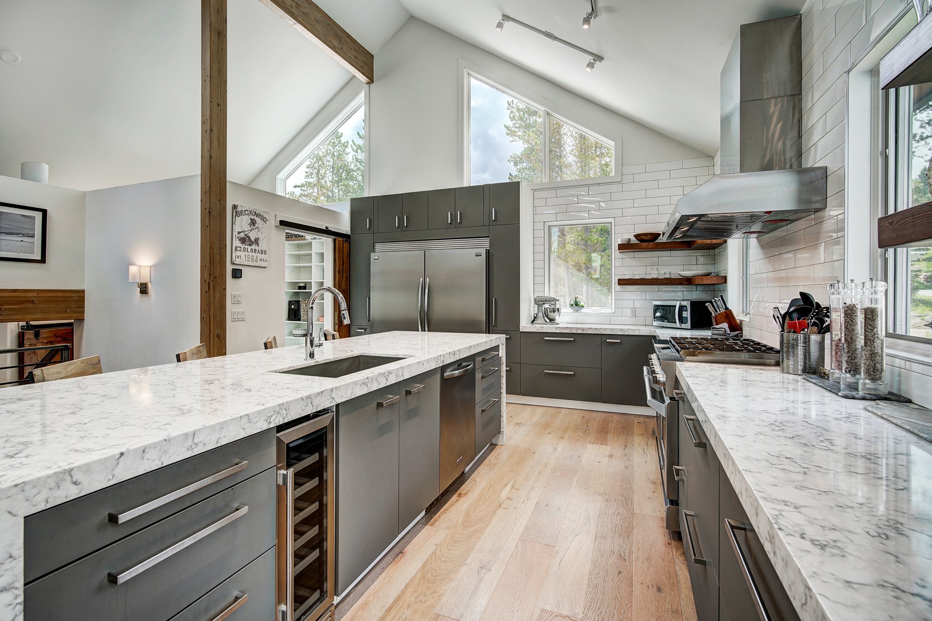 Chateau Nouveau TRUE Ski-in/out / EPIC Views - Access to Peak 8, Hot Tub & More - Mountain Vacation Lodging — photo 5