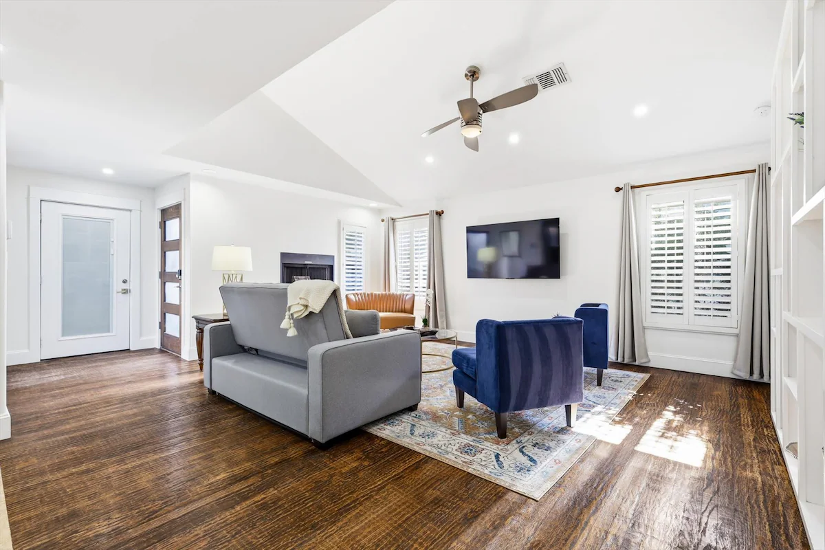 Spacious 2BR/2BA in Uptown Dallas | Walk to Dining — photo 2