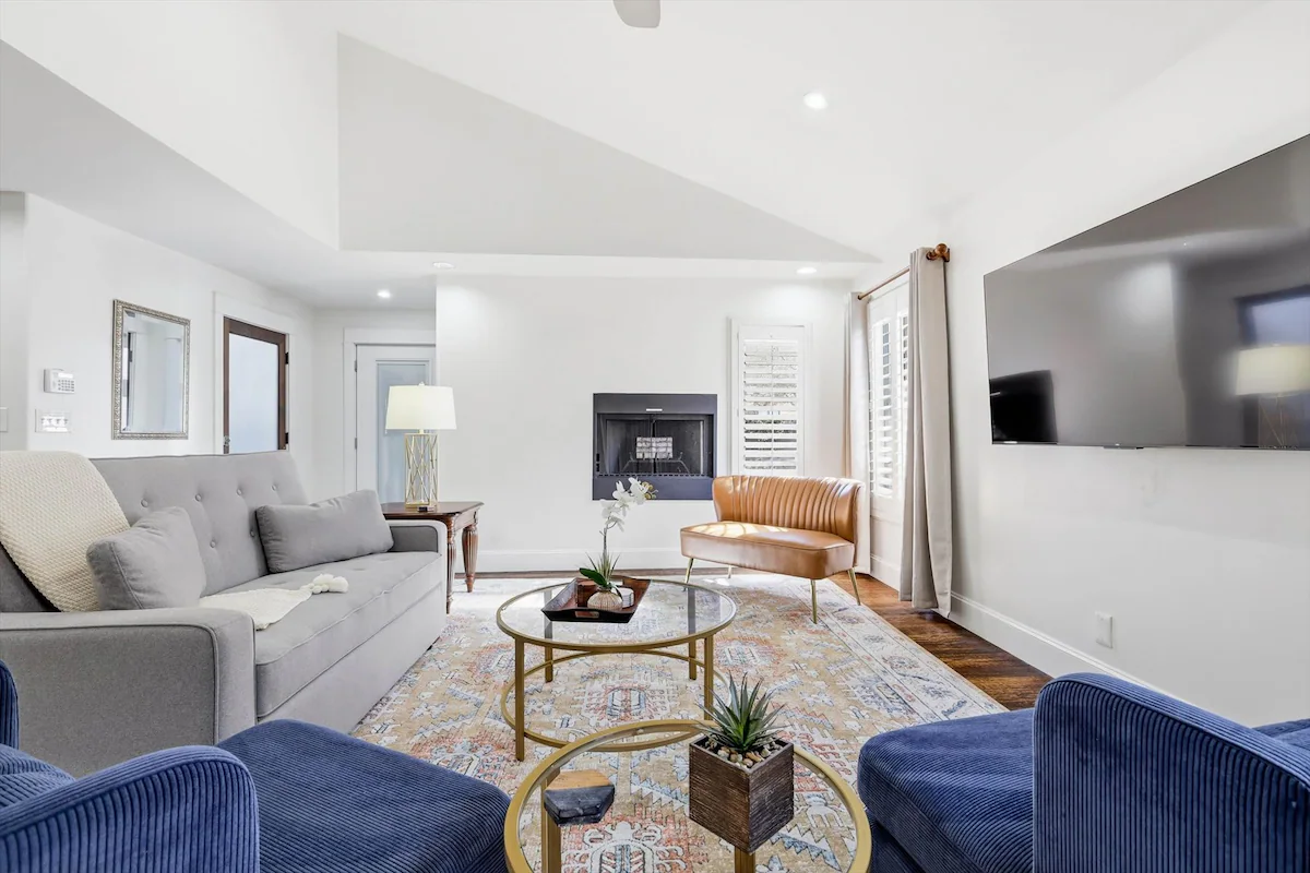 Spacious 2BR/2BA in Uptown Dallas | Walk to Dining — photo 3