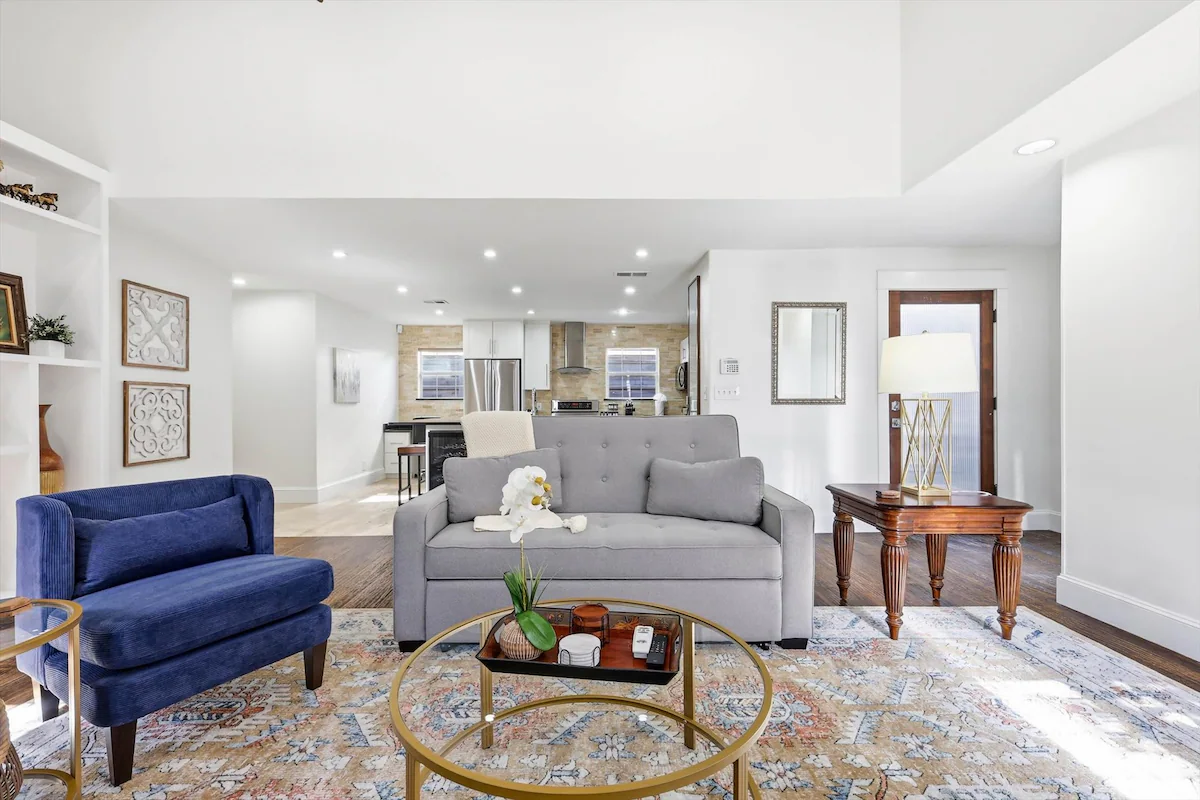 Spacious 2BR/2BA in Uptown Dallas | Walk to Dining — photo 4