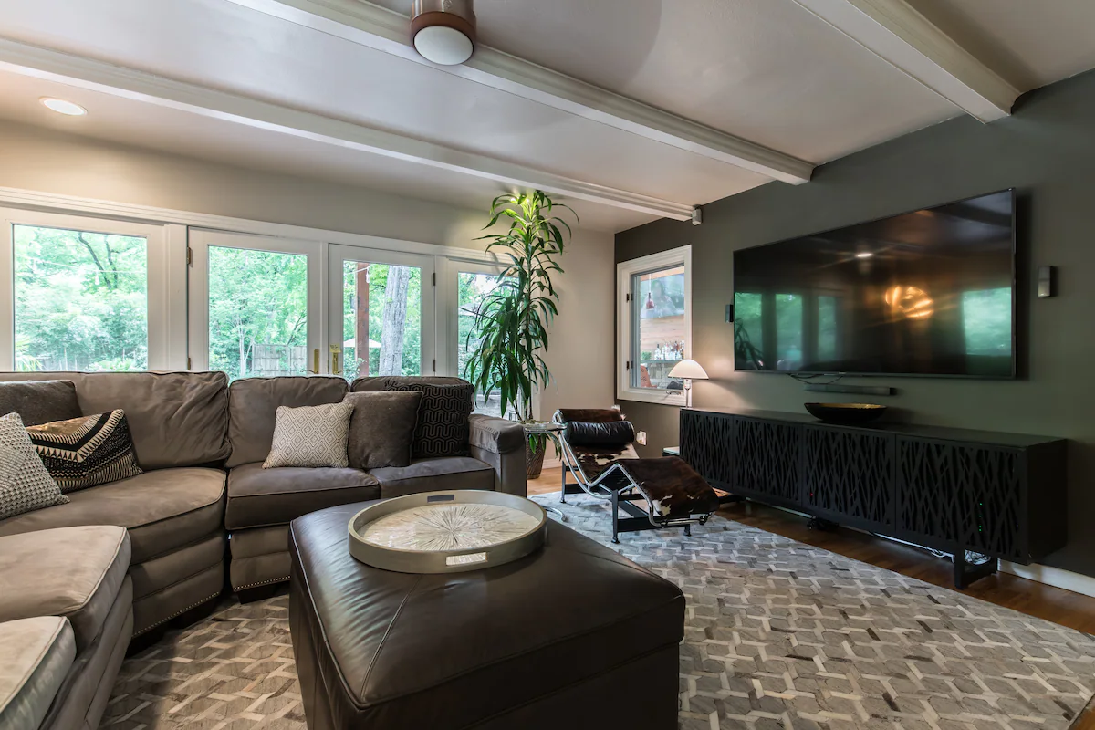 Bluffview Pool Oasis – 2BR Mid-Century Smart Home — photo 2