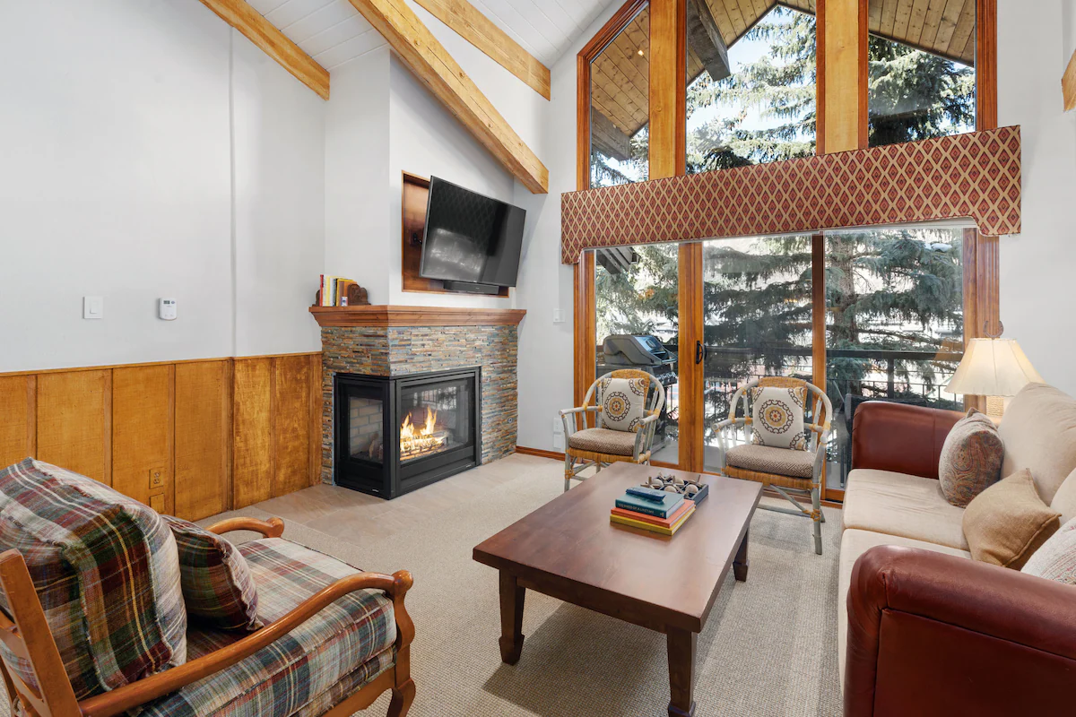 Crestwood 1115 First 3 Bedroom plus Loft — photo 2