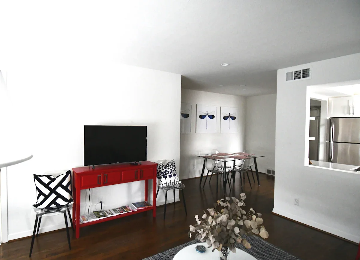 Two (1BR/BA) apts, top floor, sleep 4,parking — photo 4