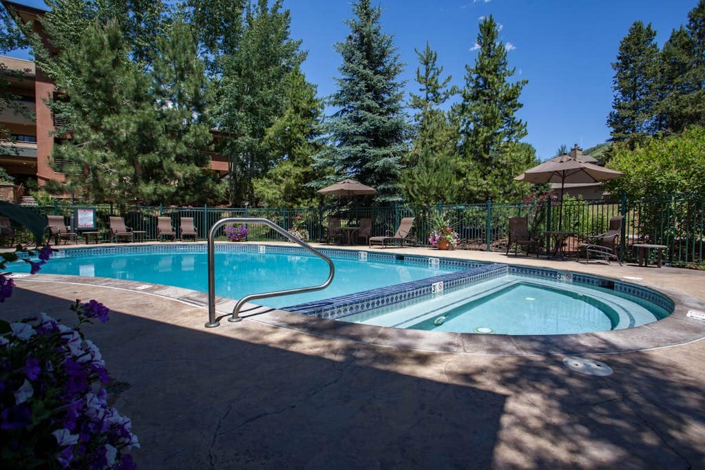 CanyonCreek A103 Modern 2BR | Hot Tub | Pool | Gym — photo 3
