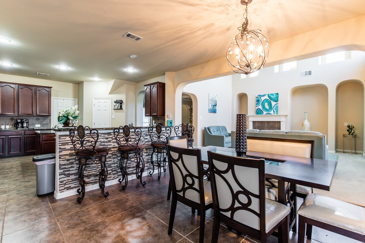 Stunning 4k SQ FT Luxury Home 15 min from downtown — photo 2