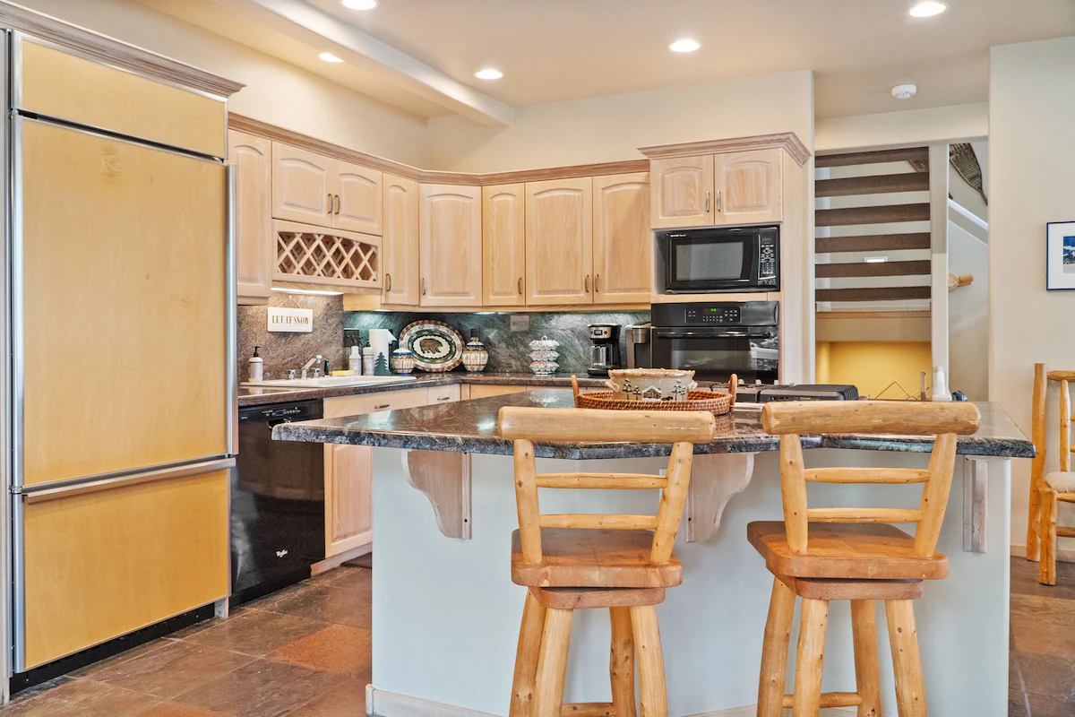 Expansive Retreat with Hot Tub and Game Room — photo 4