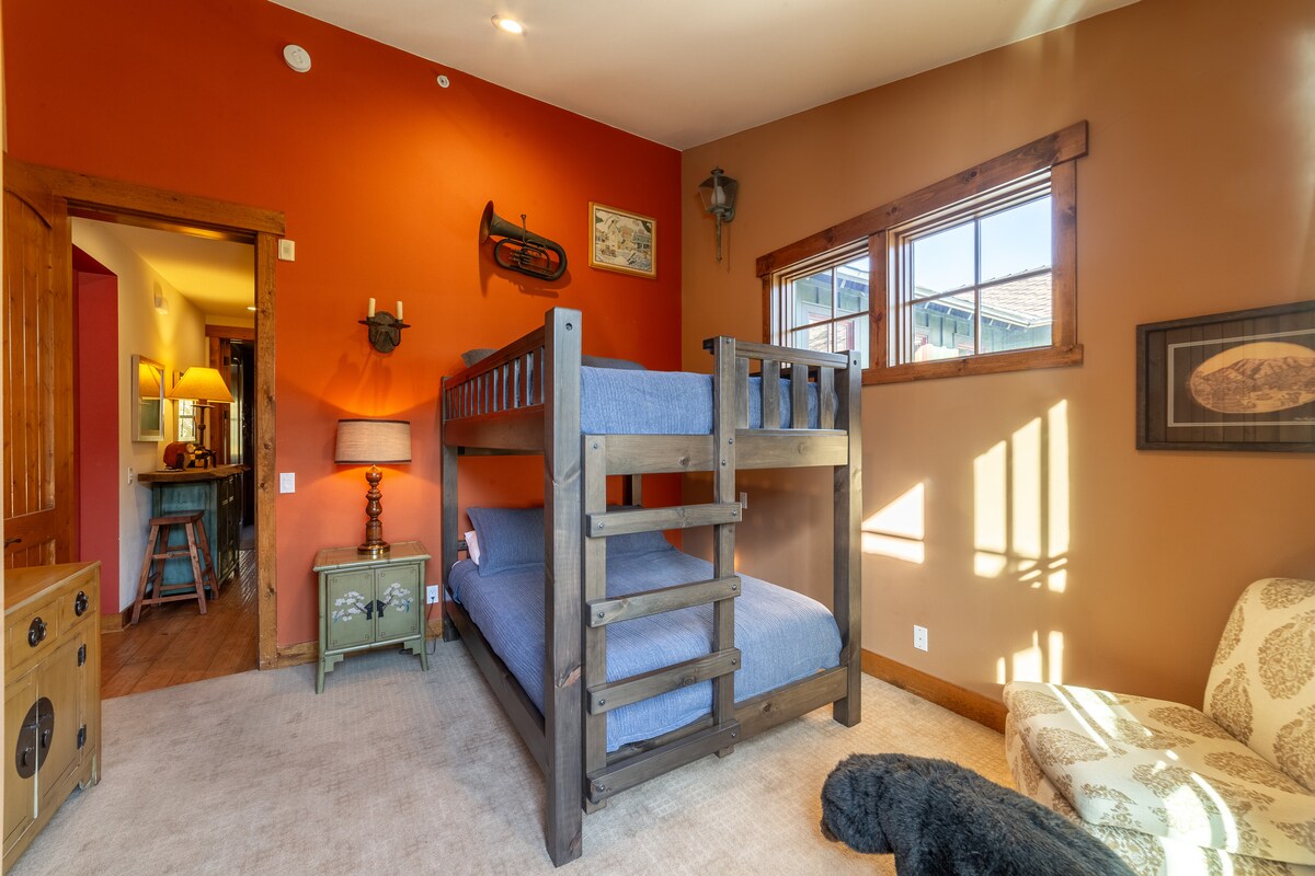 Old Western Style Snowcreek Townhome 533 — photo 4
