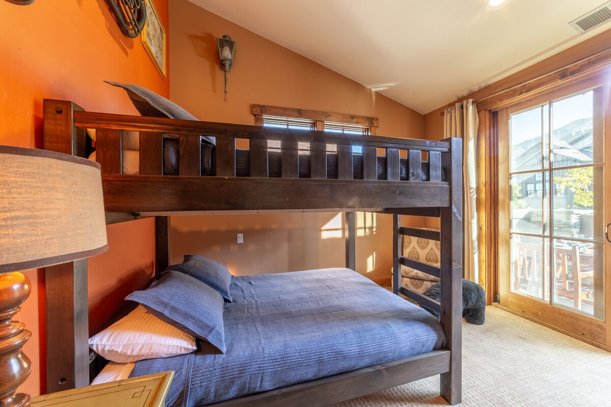 Old Western Style Snowcreek Townhome 533 — photo 5