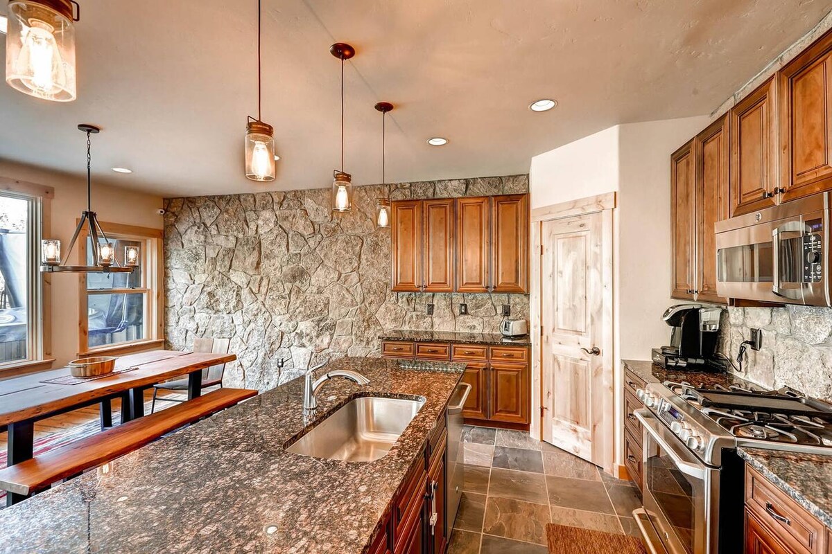 59 Maggie Point | In town, Hot tub | LiveBreck — photo 5