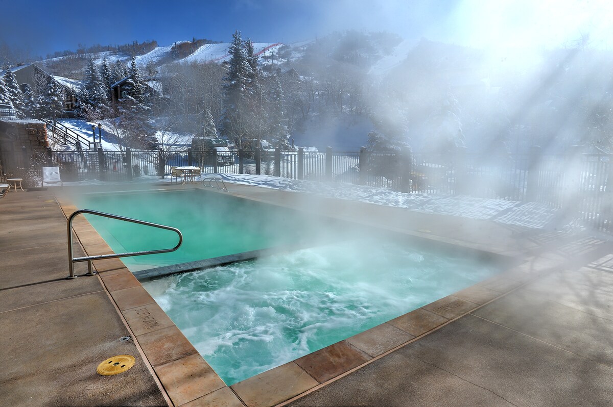Bear Claw 405 Luxury Ski-In/Out + Ski Shuttle! — photo 2