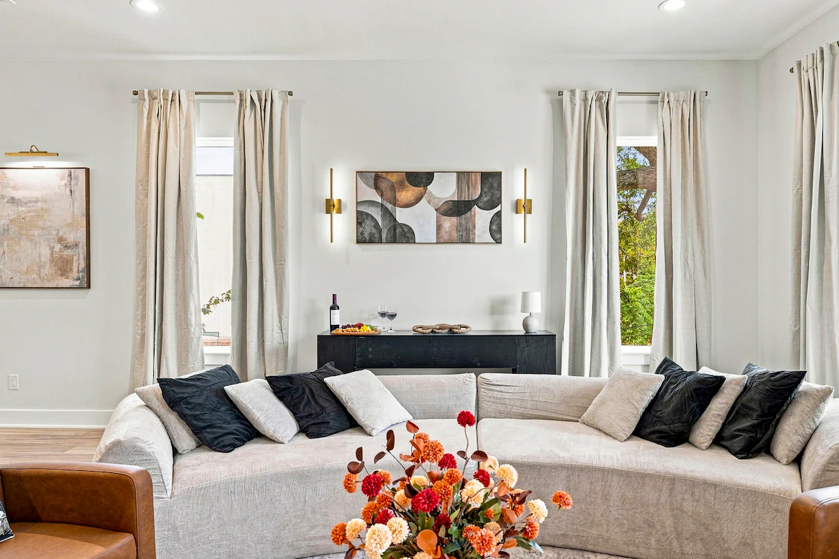 Luxe 6BR Duplex | Rooftop, Hot Tubs, Games & Views — photo 3