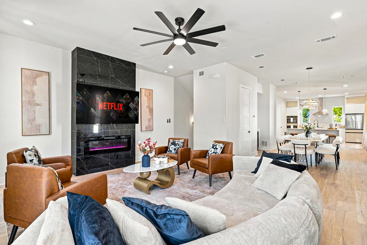 Luxe 6BR Duplex | Rooftop, Hot Tubs, Games & Views — photo 4