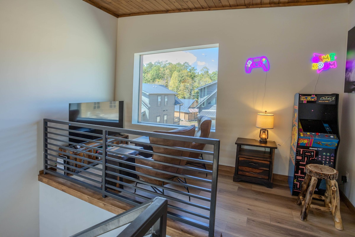 Modern Cabin -Indoor Pool-Hot Tub - Near Dollywood — photo 3