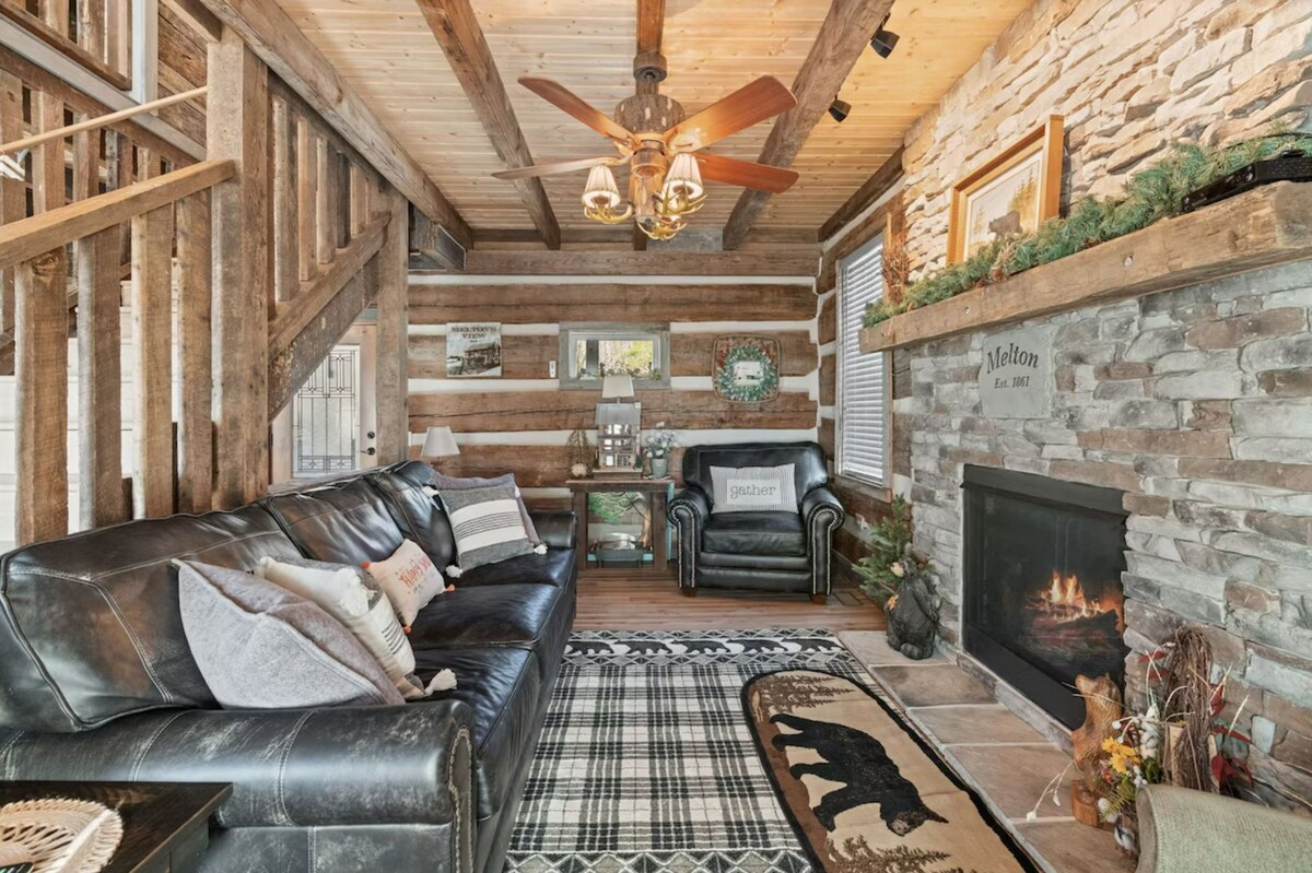 Cozy Gatlinburg Escape | Hot Tub + Pool Table — photo 2