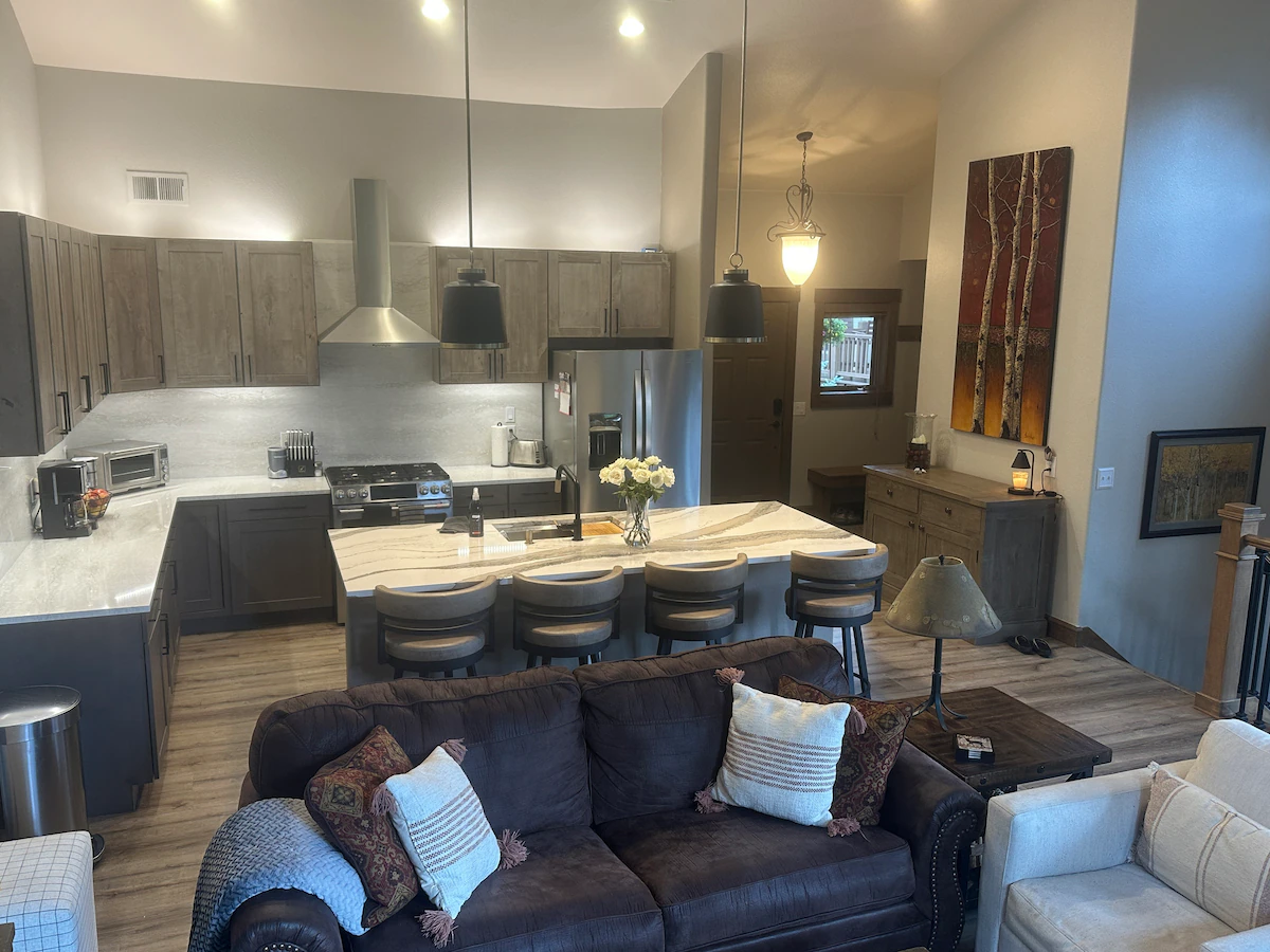 5 Star Mountain Townhome with Private Hot Tub — photo 4