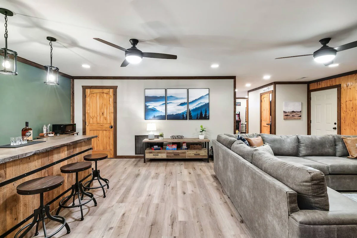 Hot Tub, Custom Bar & Arcade in the Smokies — photo 4
