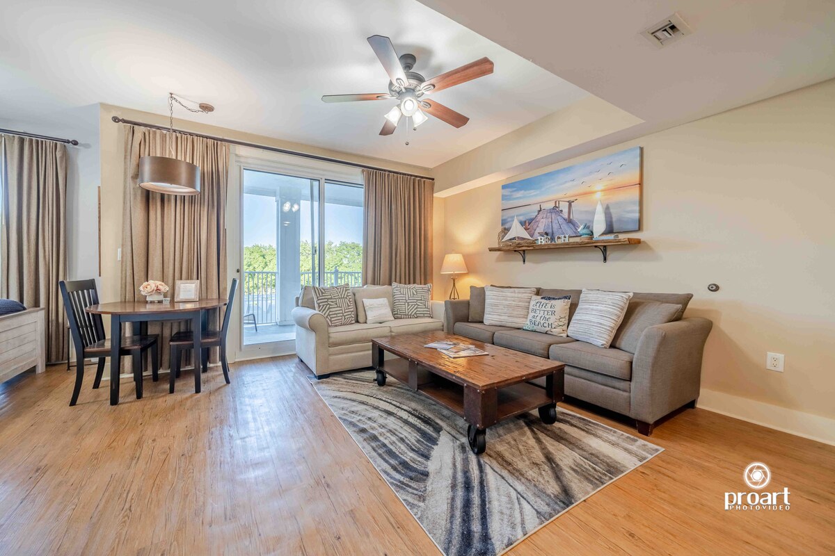 Sun-kissed condo, fantastic location w/shared pool — photo 2