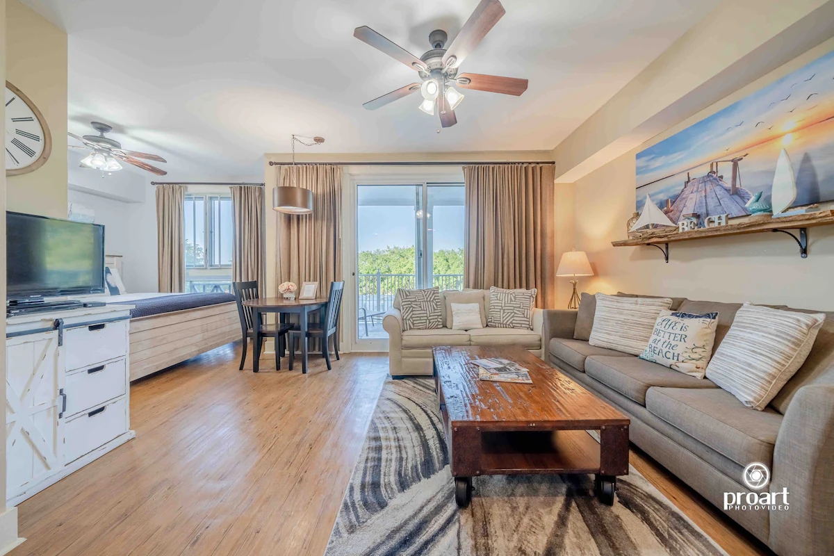 Sun-kissed condo, fantastic location w/shared pool — photo 3