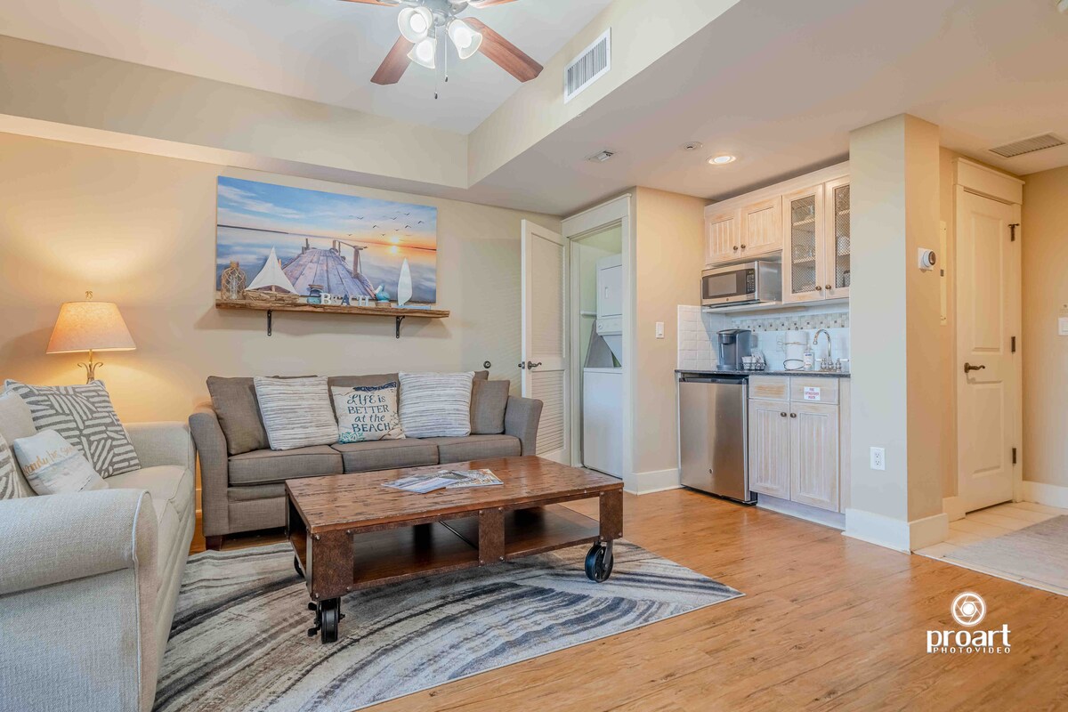 Sun-kissed condo, fantastic location w/shared pool — photo 4