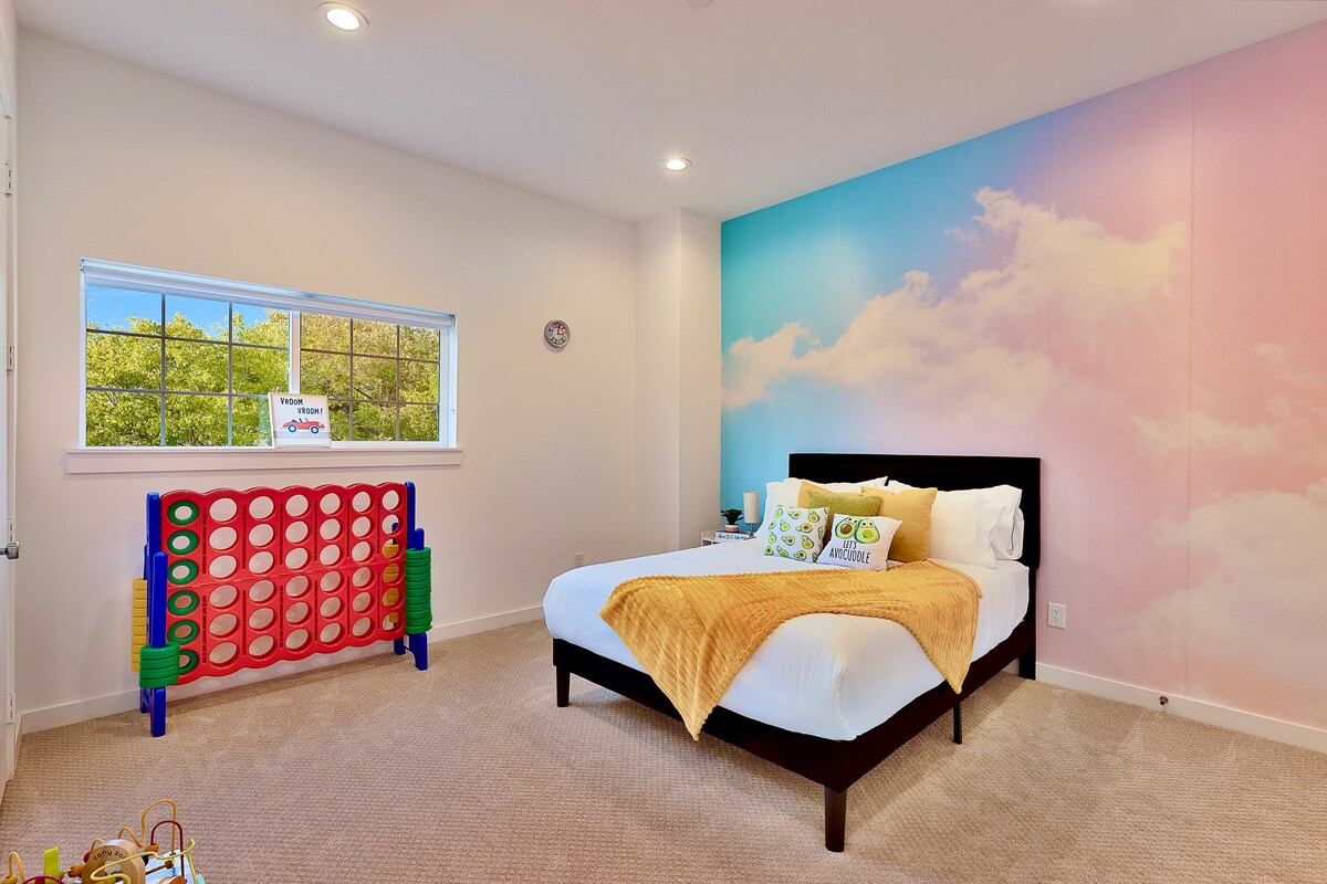 Dallas DT Fun House -HotTub w/Games | Sleeps-12 — photo 4