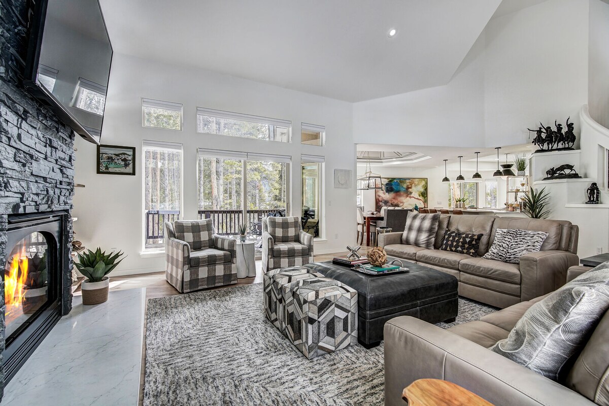 Lakeshore Lodge | Hot Tub, Movie Room & Views! — photo 4