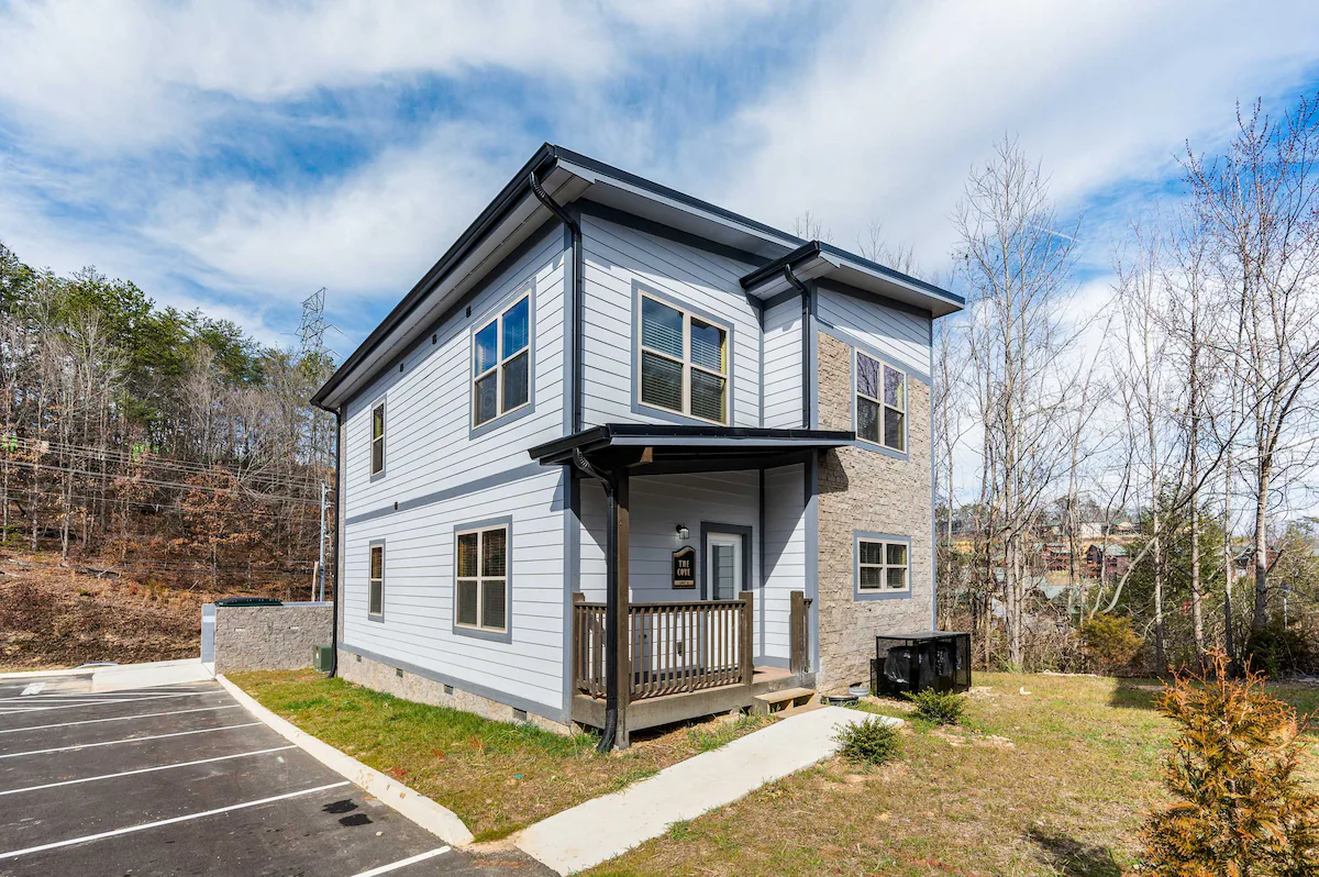 Charming New 5BR/4BA Cabin Near Dollywood. — photo 2