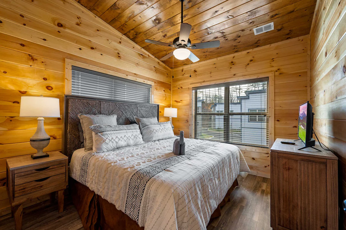 Charming New 5BR/4BA Cabin Near Dollywood. — photo 3