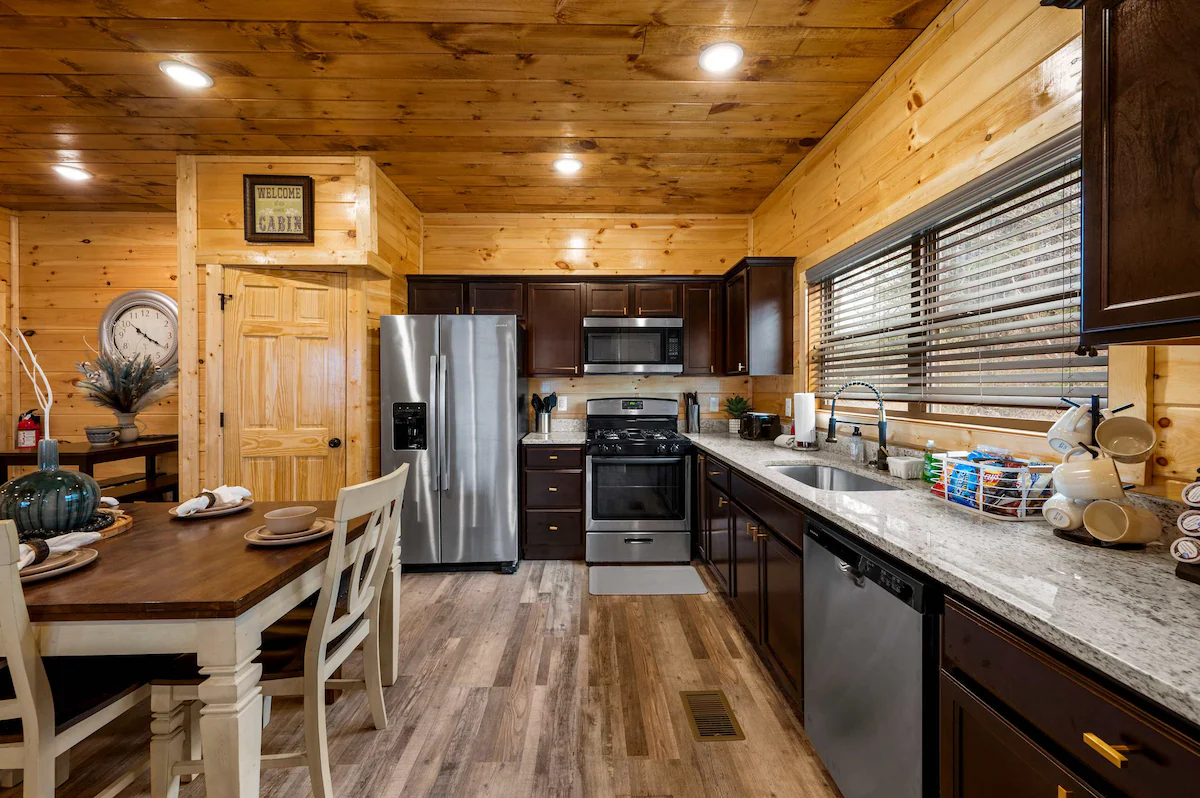 Charming New 5BR/4BA Cabin Near Dollywood. — photo 5