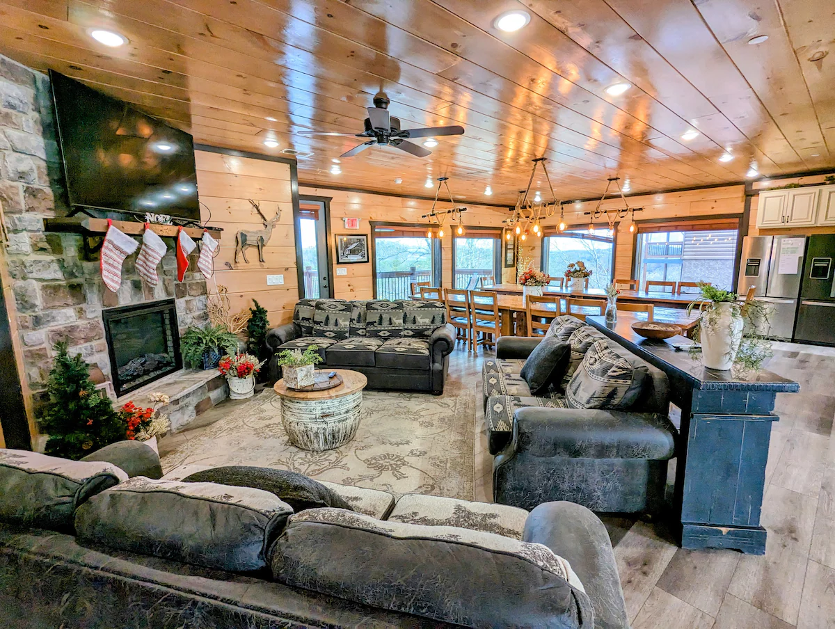 Chestnut Oak Lodge: 12BR, Sleeps 45, Theater, Pool — photo 3