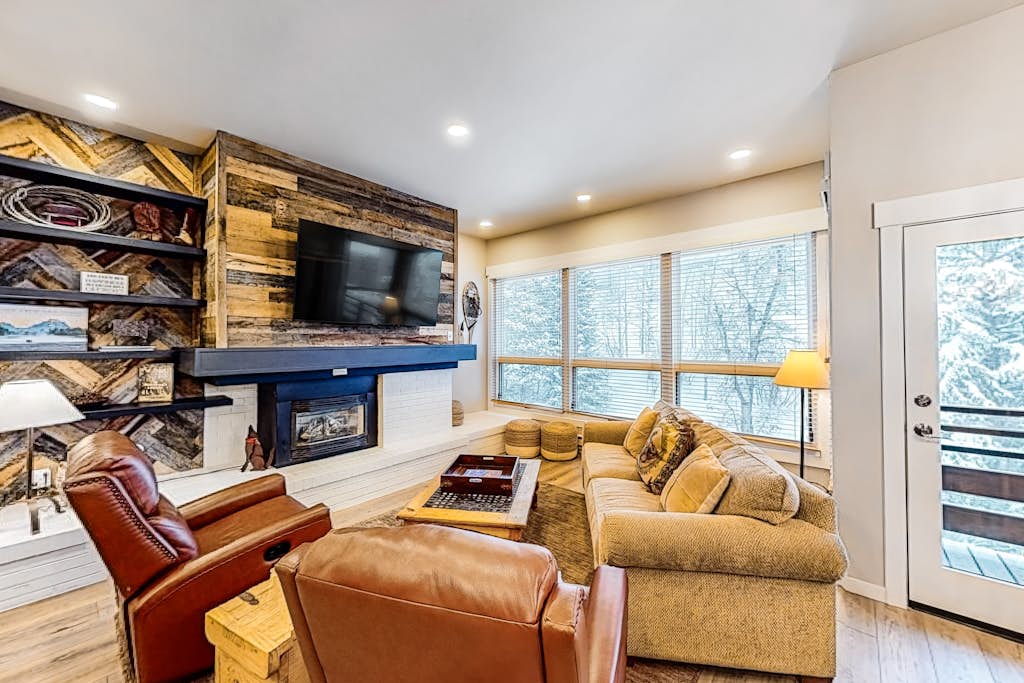 Beautiful 4BR Kutuk 209 Condo 2nd-Floor | Deck — photo 4