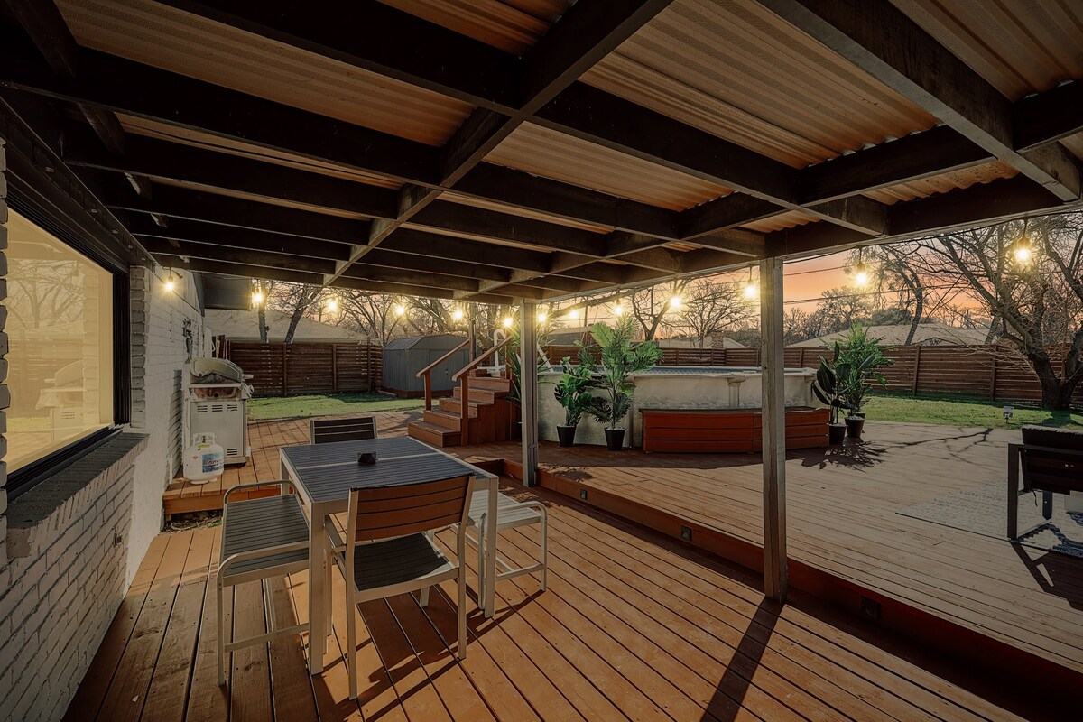 Posh 5-BD w Pool, Hot Tub, Cinema, Patio, Foosball — photo 2