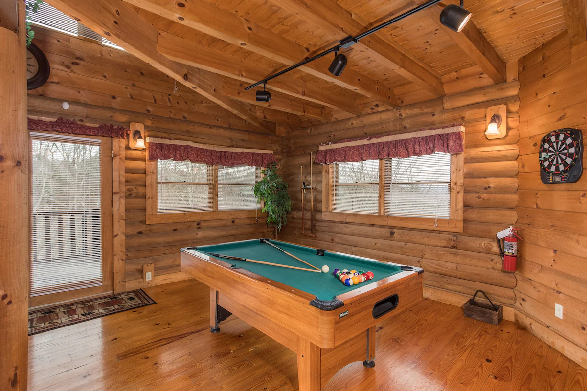Romantic 1-Bedroom Cabin with Jacuzzi — photo 4