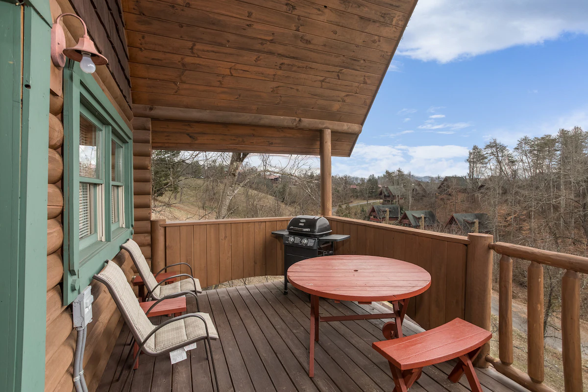 Romantic 1-Bedroom Cabin with Jacuzzi — photo 5