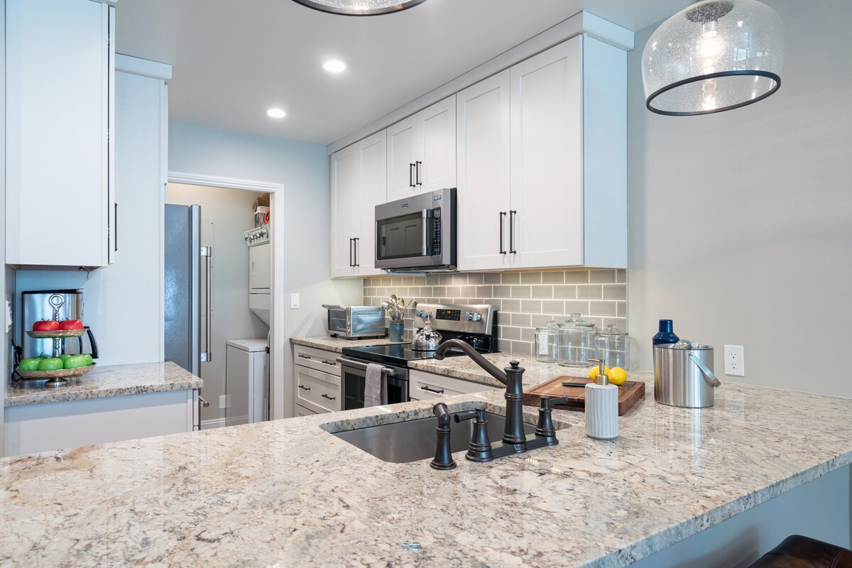 Heated Pool, Hot Tub, Steps to Skiing, New Remodel — photo 4