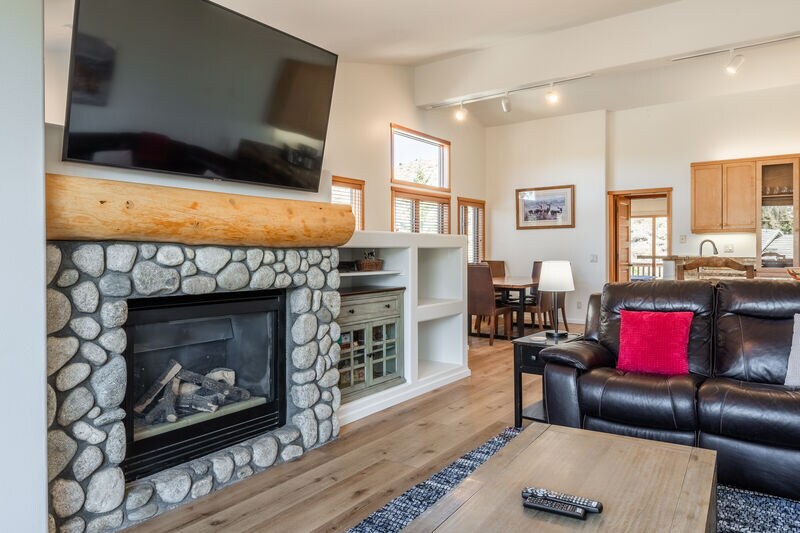 Snowcreek #793 Phase V - 3 Bedroom 3 Bath Sleeps 8 — photo 3