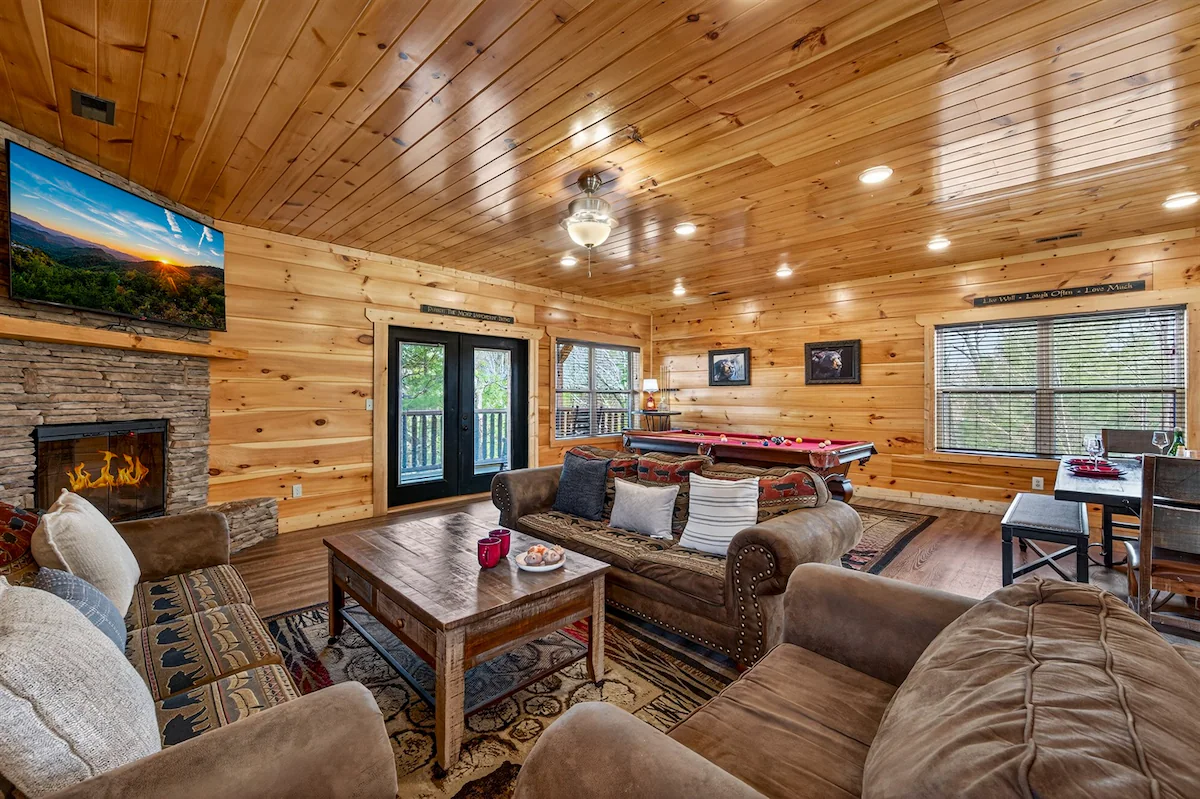 Indoor Pool|2.3 mi Gburg|Game Rm|Front Porch View — photo 3