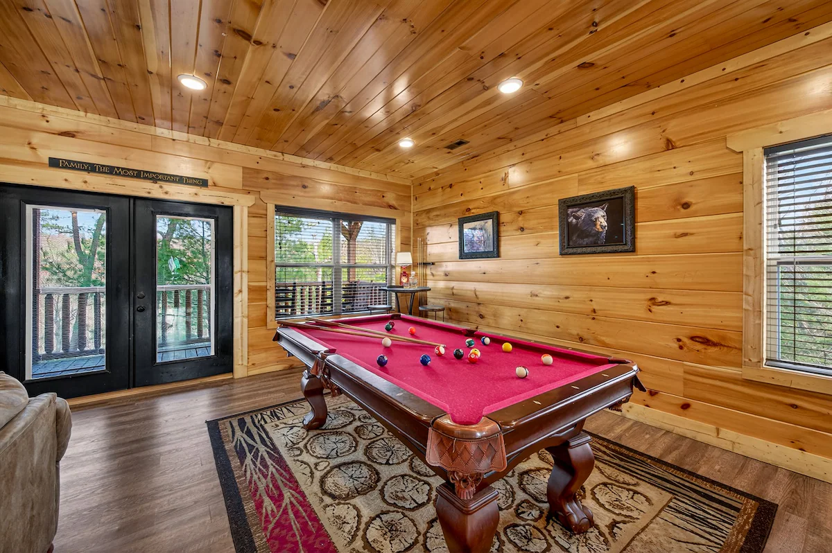 Indoor Pool|2.3 mi Gburg|Game Rm|Front Porch View — photo 4