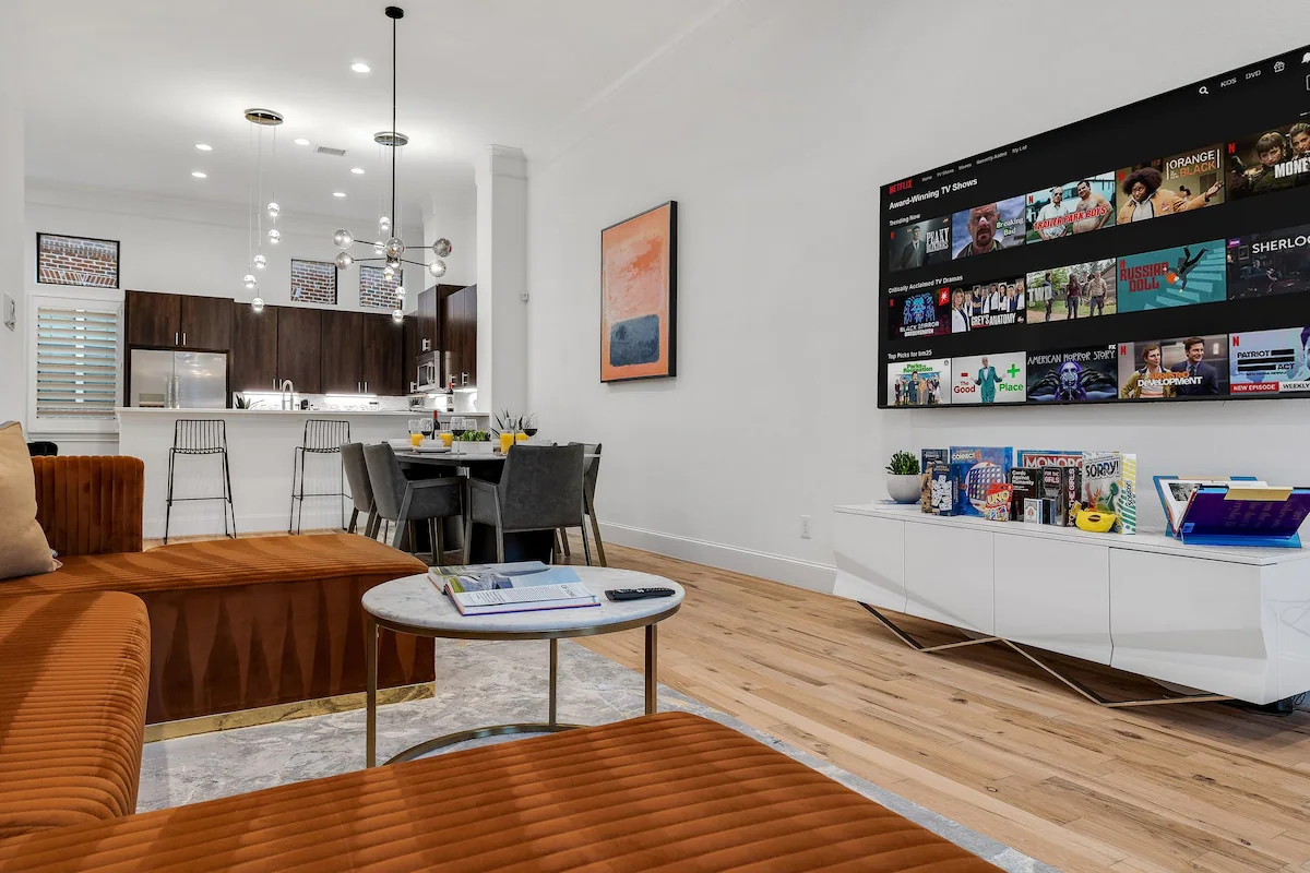 Downtown~3 Bedroom Ensuite~Walkable~Rooftop! — photo 5