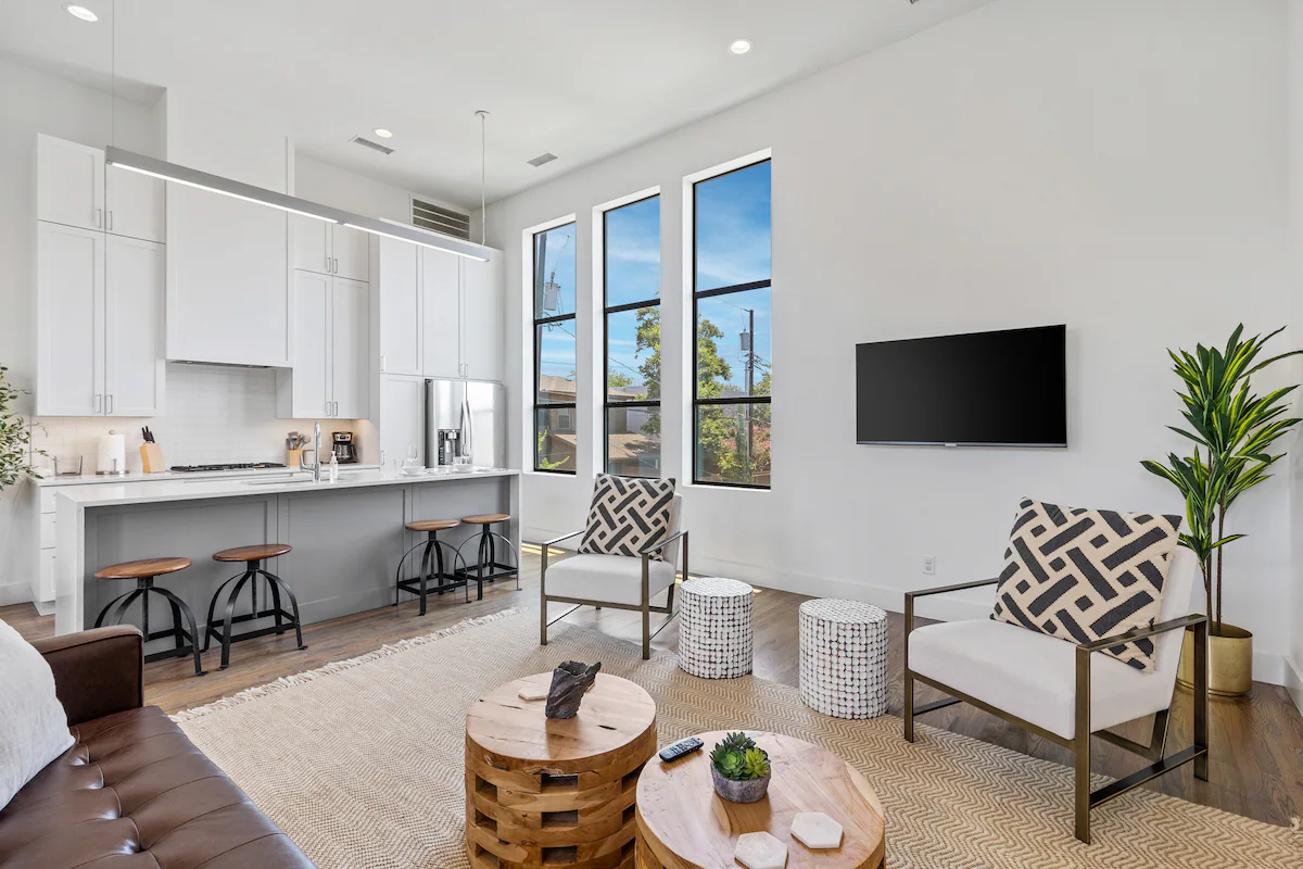 Beautiful Perfectly Located Deluxe 2 Bed Townhome — photo 2
