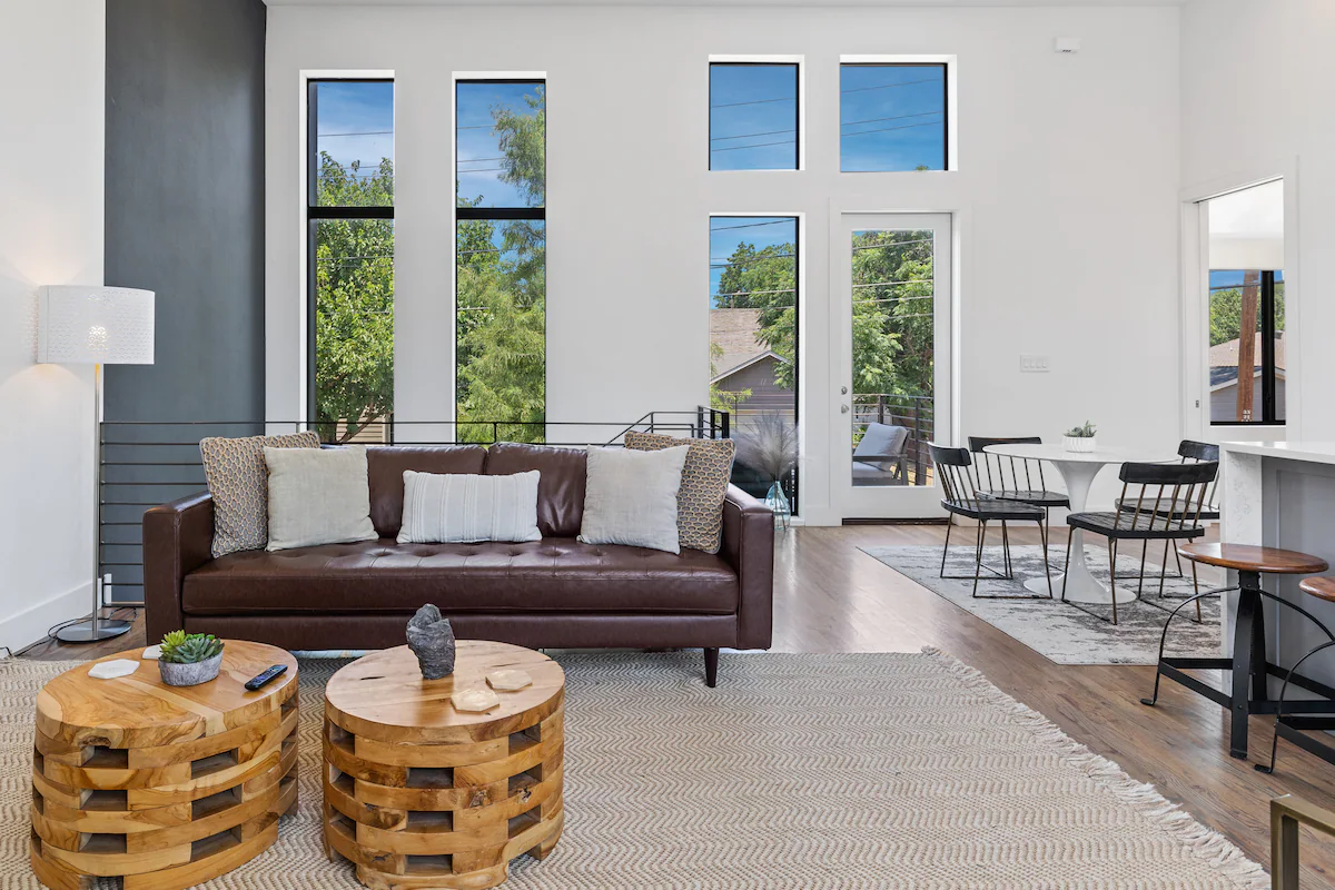 Beautiful Perfectly Located Deluxe 2 Bed Townhome — photo 3