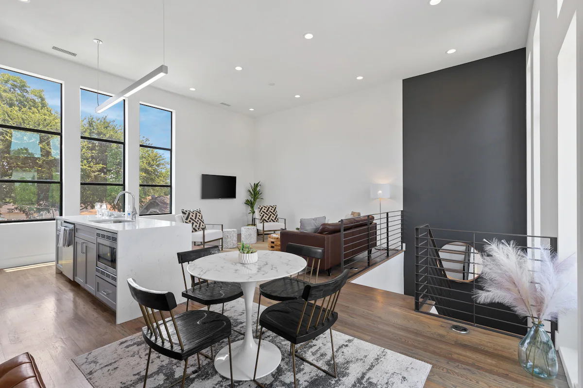 Beautiful Perfectly Located Deluxe 2 Bed Townhome — photo 4