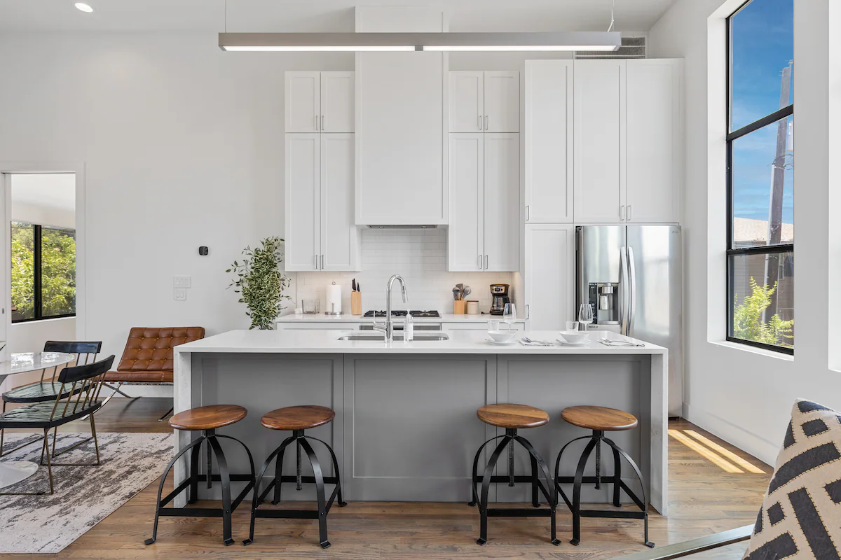 Beautiful Perfectly Located Deluxe 2 Bed Townhome — photo 5