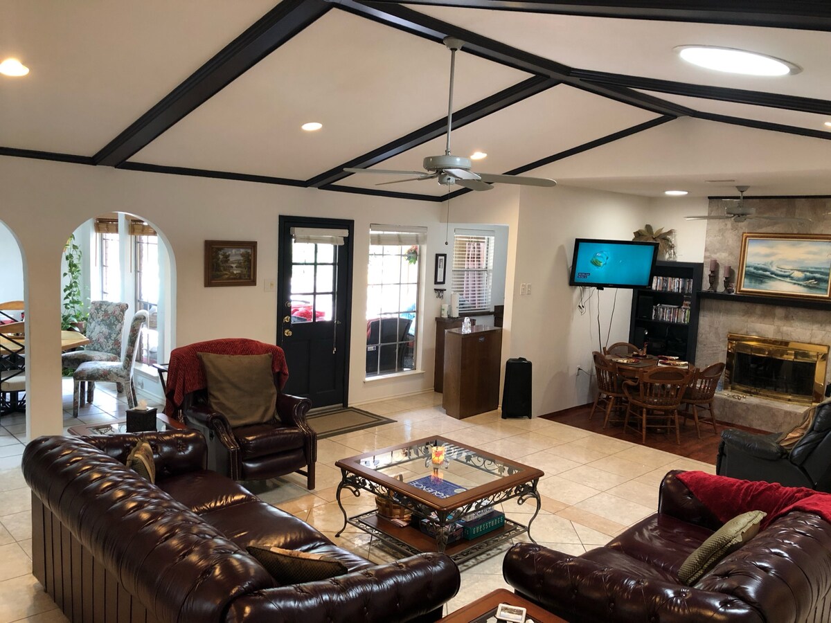 Two Houses within 1 Mile w/ 8 BR 5 BA 2 Pools/Spas — photo 2