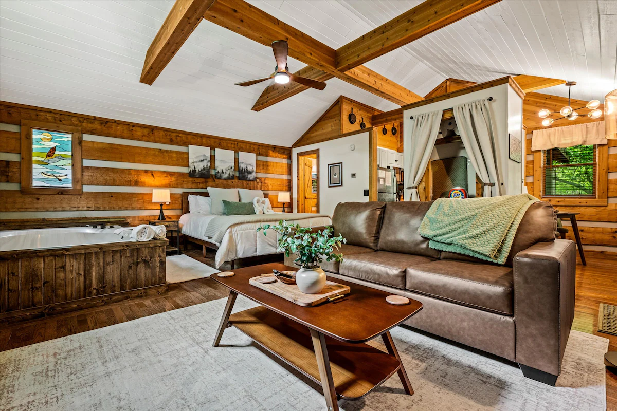 Couples Spa Cabin! Hot Tub, Sauna, Jacuzzi! — photo 2