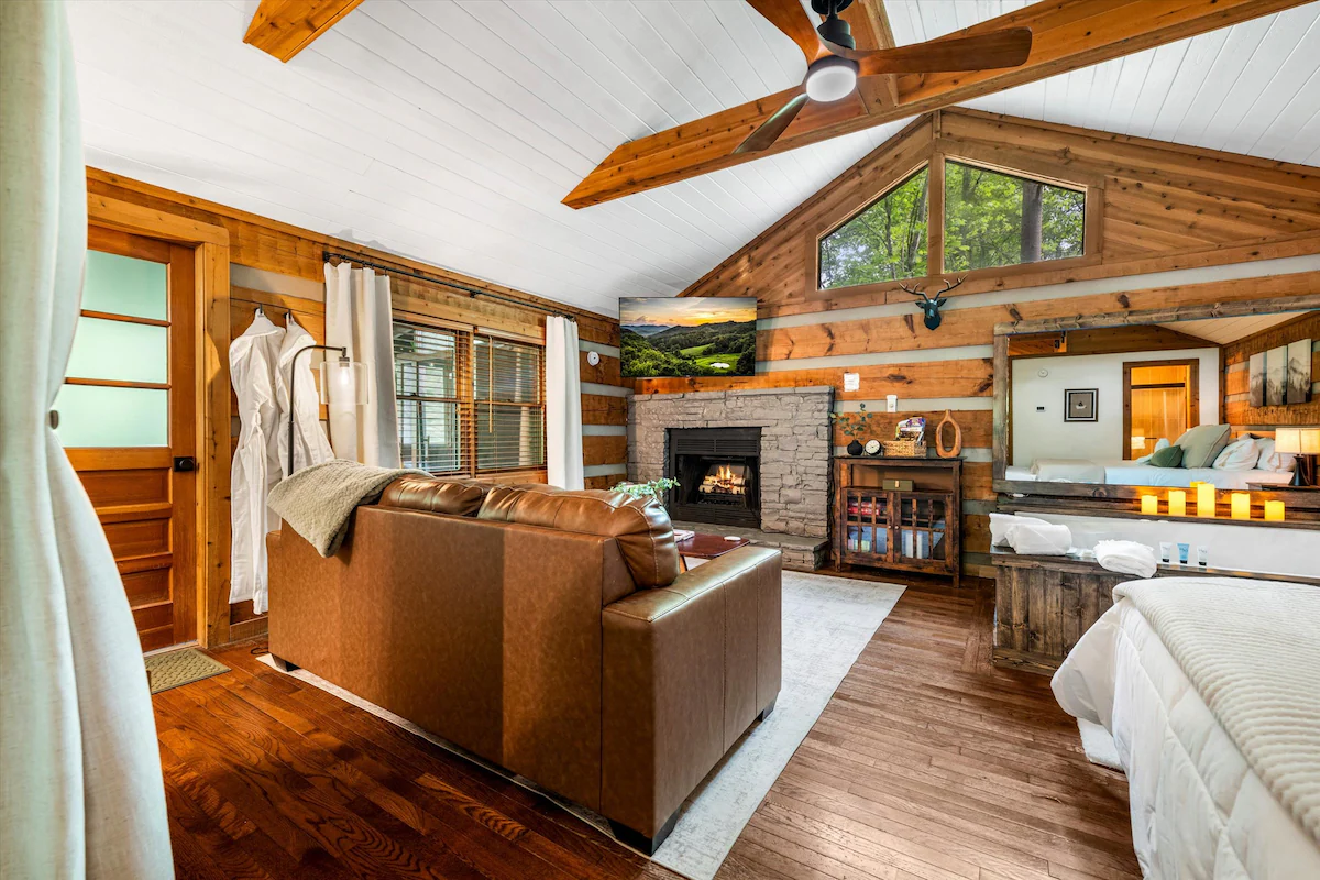Couples Spa Cabin! Hot Tub, Sauna, Jacuzzi! — photo 3
