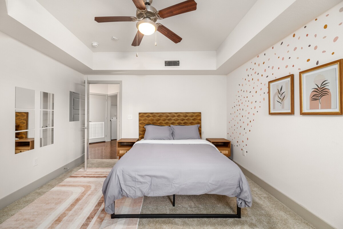 Elegant 1BR | Bishop Arts | No Cleaning Fee - E — photo 2