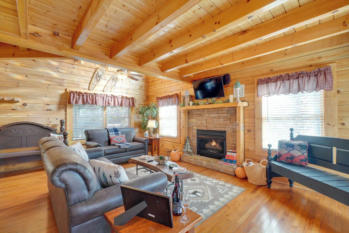 Couples Creekside Retreat w/ Hot Tub Near PF — photo 4