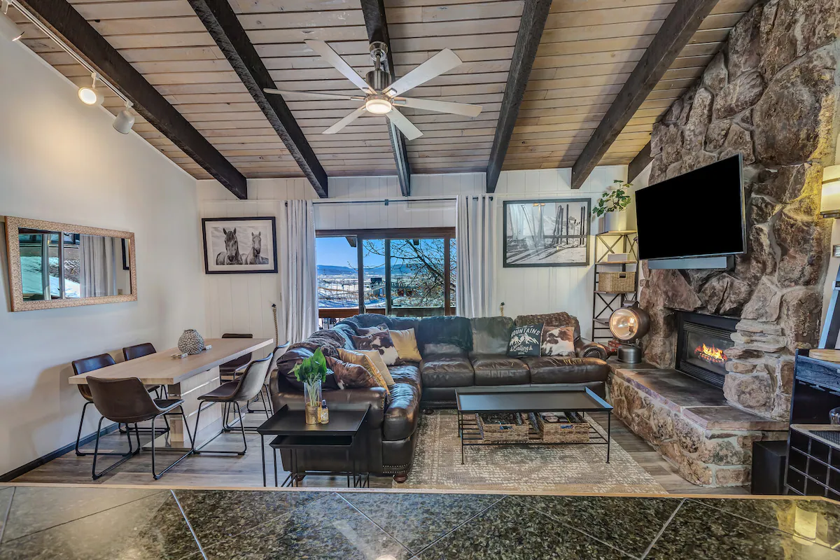 Ski In, Out Remodeled Mountain View Penthouse 1025 — photo 2