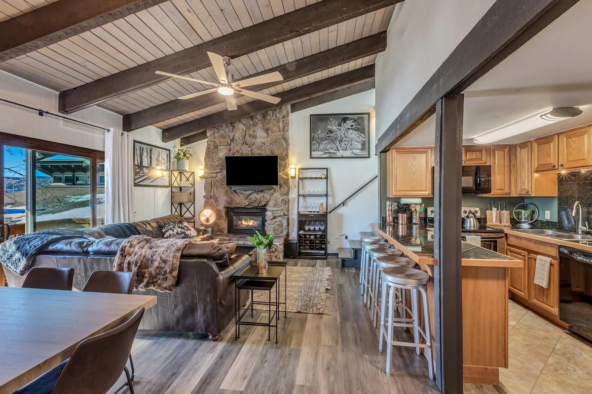 Ski In, Out Remodeled Mountain View Penthouse 1025 — photo 3